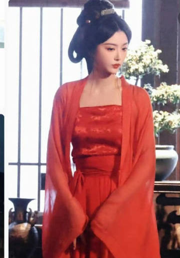 孔雪儿你在干什么 孔雪儿这波操作太绝了，演的楚玉表妹一袭红衣，在折腰预告里摇曳生