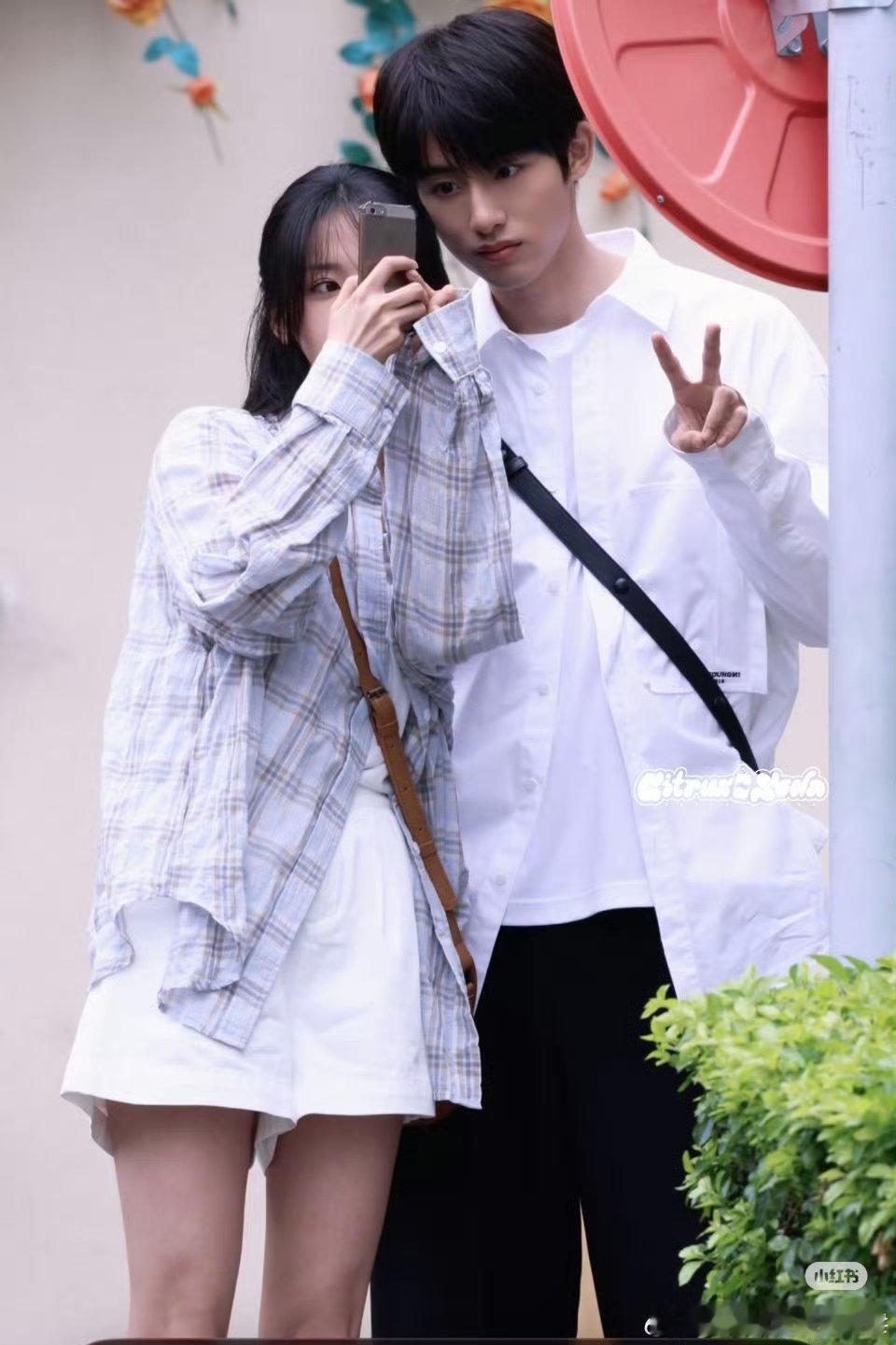 杨超越董思成今天是太阳雨路透，现偶就得让青春的人演 