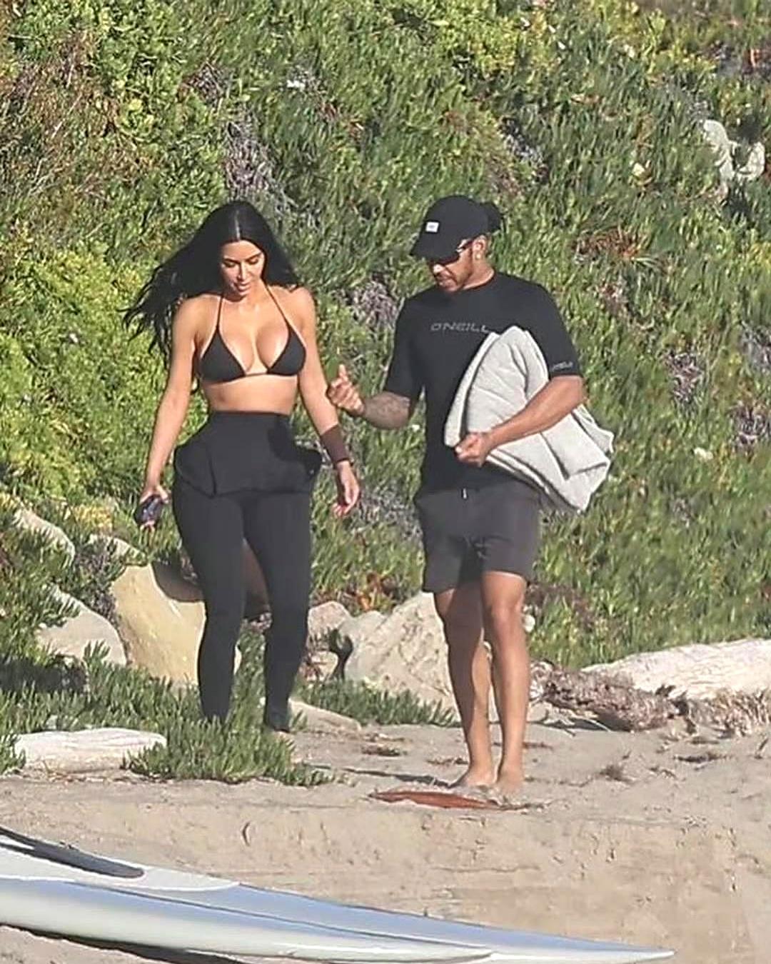 你说网上那些网红身材是不是全靠滤镜和穿搭撑着？
我刷到金·卡戴珊和她新男友在海边