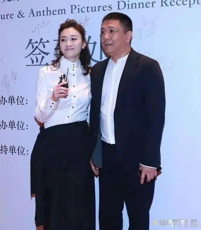 李小冉和大她六岁的富豪老公参加酒会，两人看起来像父女!反差好大啊！ 