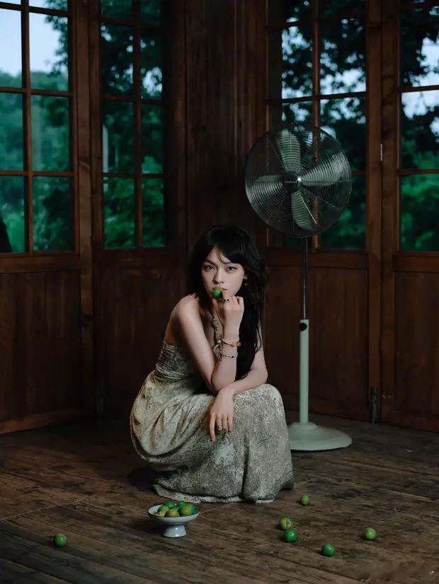 文淇晒出一组穿印花串珠裙搭配长卷发的美照，气质清冷文艺范十足。 ​​​