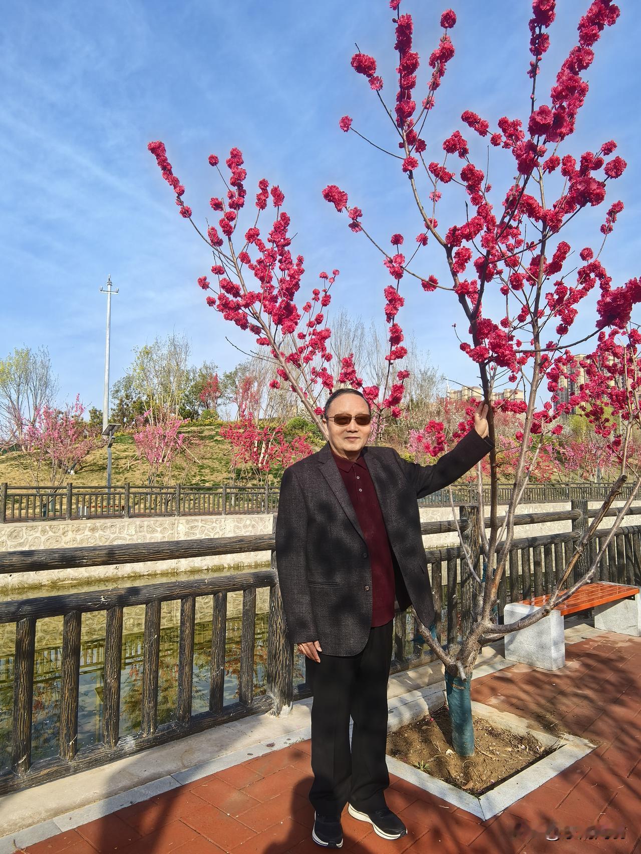 鹧鸪天·春怀（外一首）
     符进朝
水暖溪头百草芳，满园春色映穹苍。
红衣