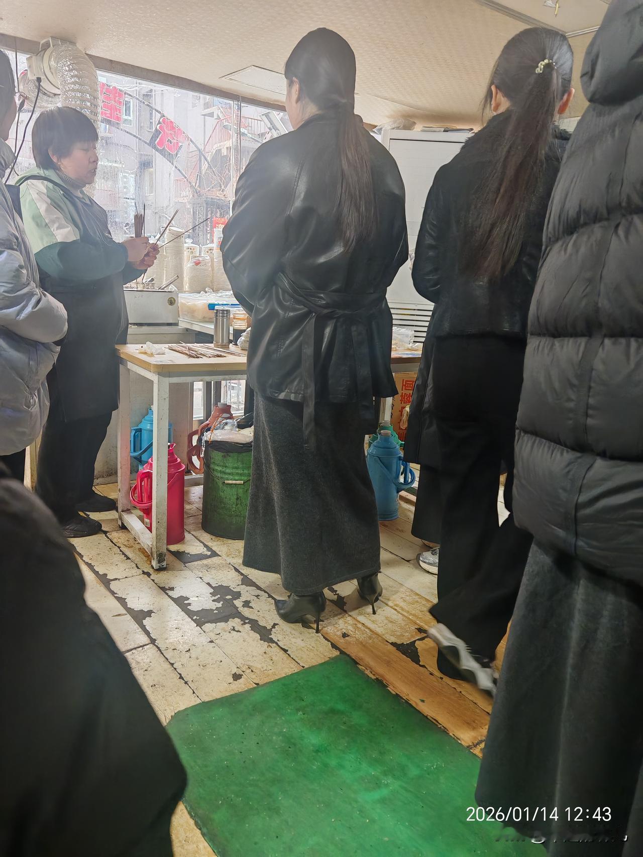 有时候感觉穿高跟鞋贼土，
有时候又感觉很好看，
为啥