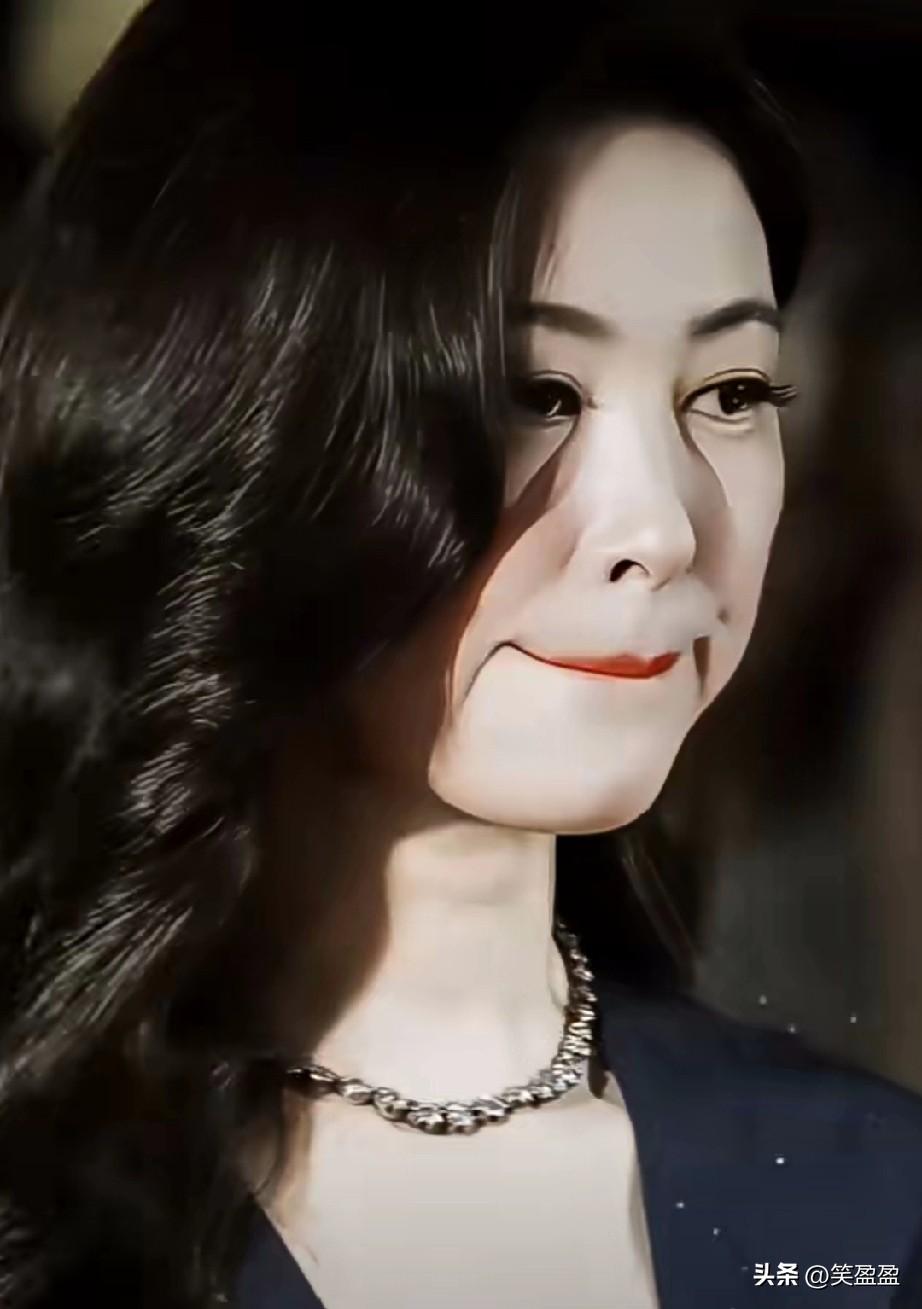 曾与法拉利总裁谈恋爱，
8次被评为全球最美面孔，
还记得她吗？

她是内地知名演