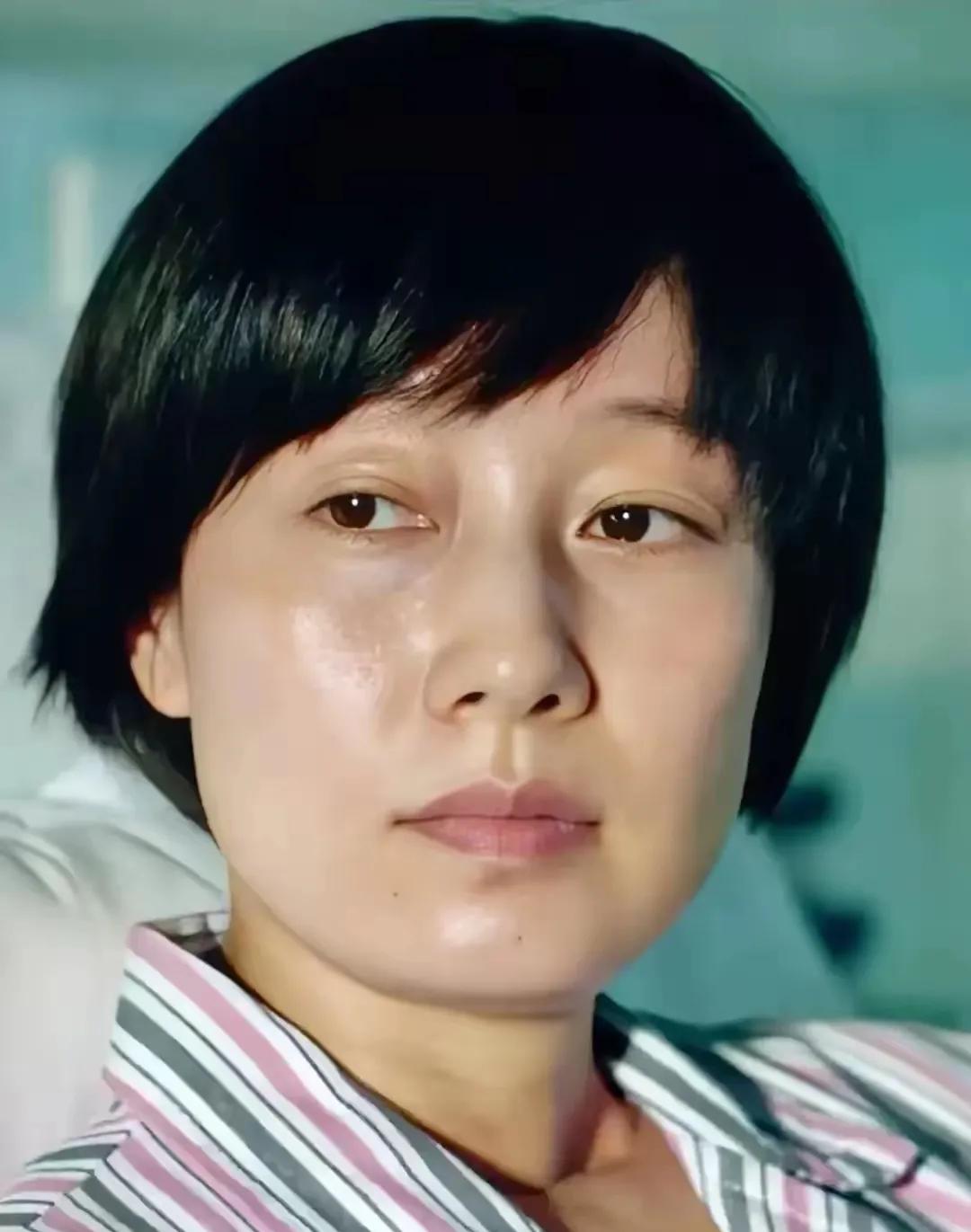 年近五十的她，也开始丢掉颜值靠实力了！从她这张脸上，再也看不出笑容和灵性了，取而