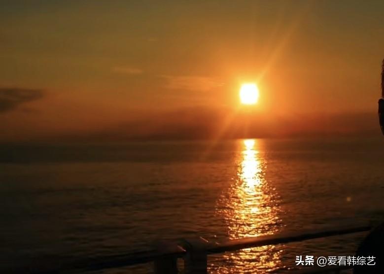 晒图笔记大赛落日熔金，橙红霞光铺满海面，夕阳在水面拖出长长的金色光带。静静伫立观