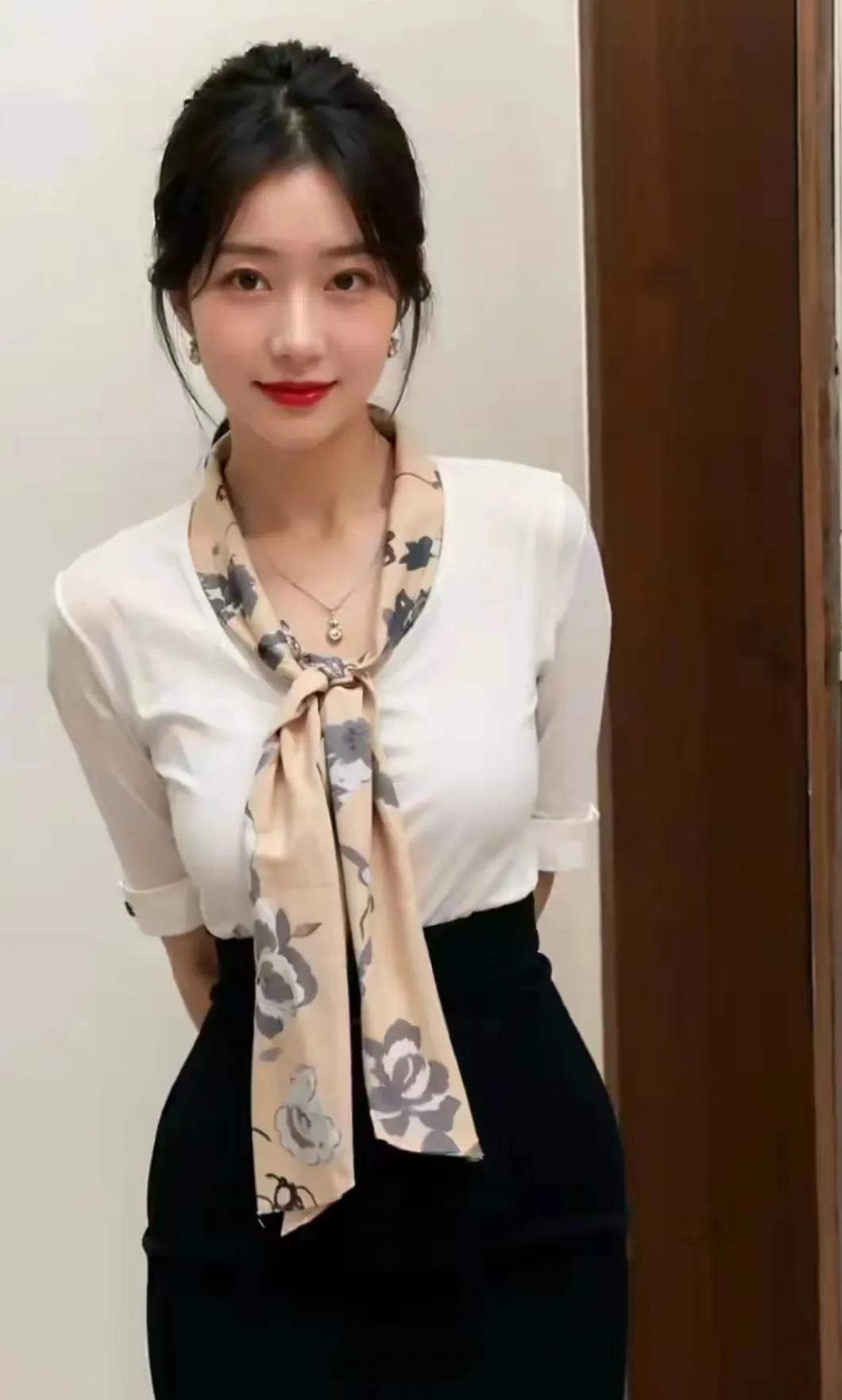 小丽，这位22岁的青春少女，如同绽放的花朵，用她的笑容温暖着世界。她的故事，是一