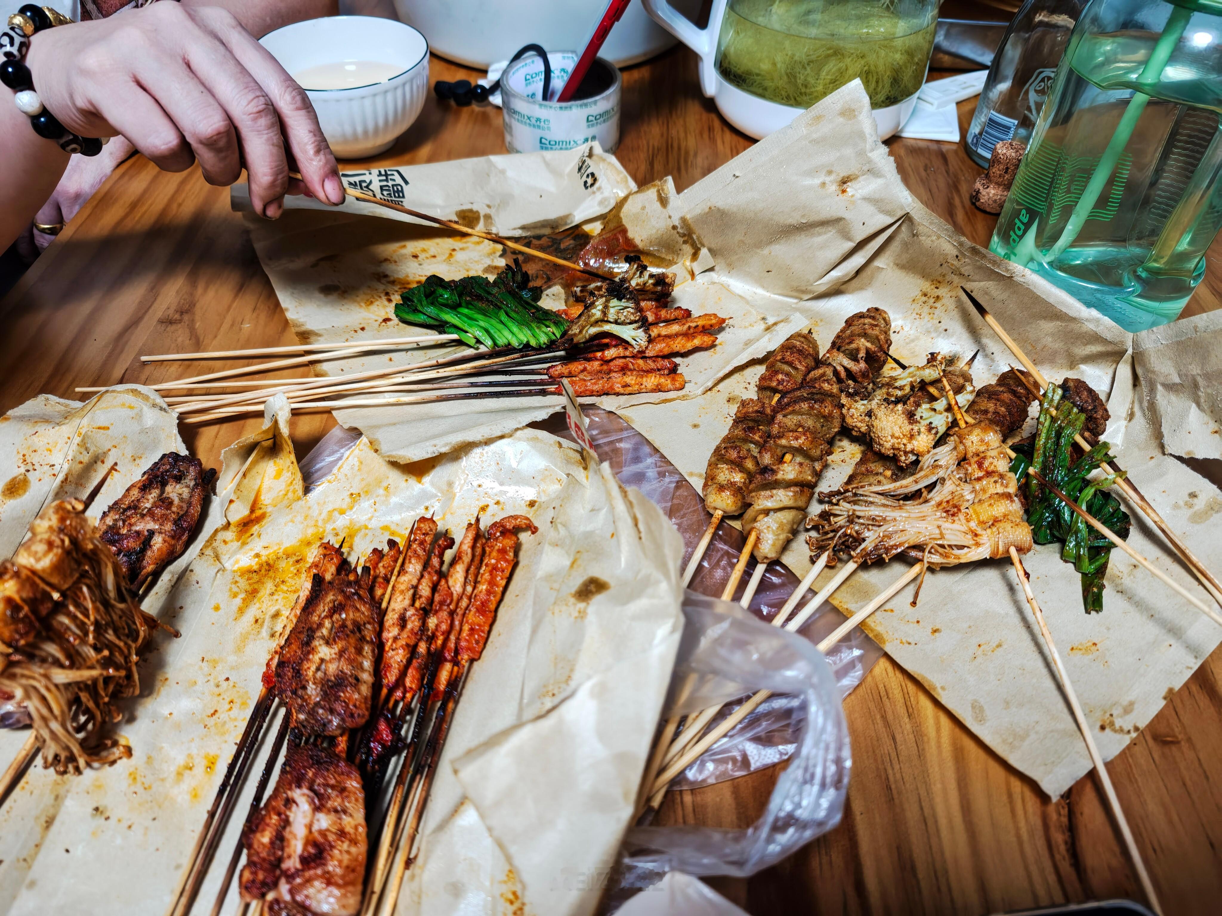 为了庆祝今天魅族 22 正式发布，点了份夜宵吃吃！按理来说，这一顿应该让老万请我