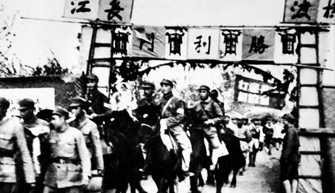 淮海战役期间，前线士兵体力不支，粟裕紧急调拨八十万斤猪肉和四百万包香烟支持前方！