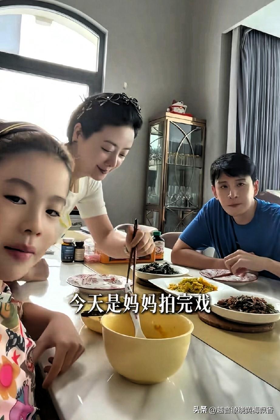 演员小李琳拍完戏杀青归家，在自家菜园子里，领着女儿和老公采摘了苦瓜、苋菜、豆角，