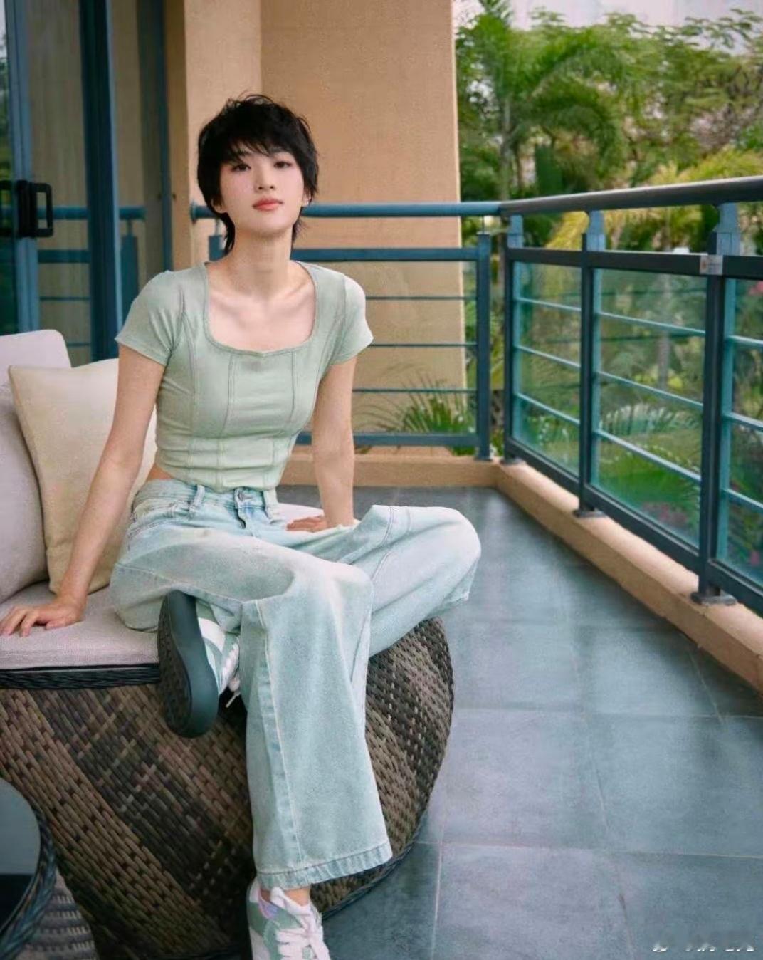 二公主姚安娜真的很听劝，网友说她短发可能更漂亮，她二话不说就把头发剪了！不像刘亦