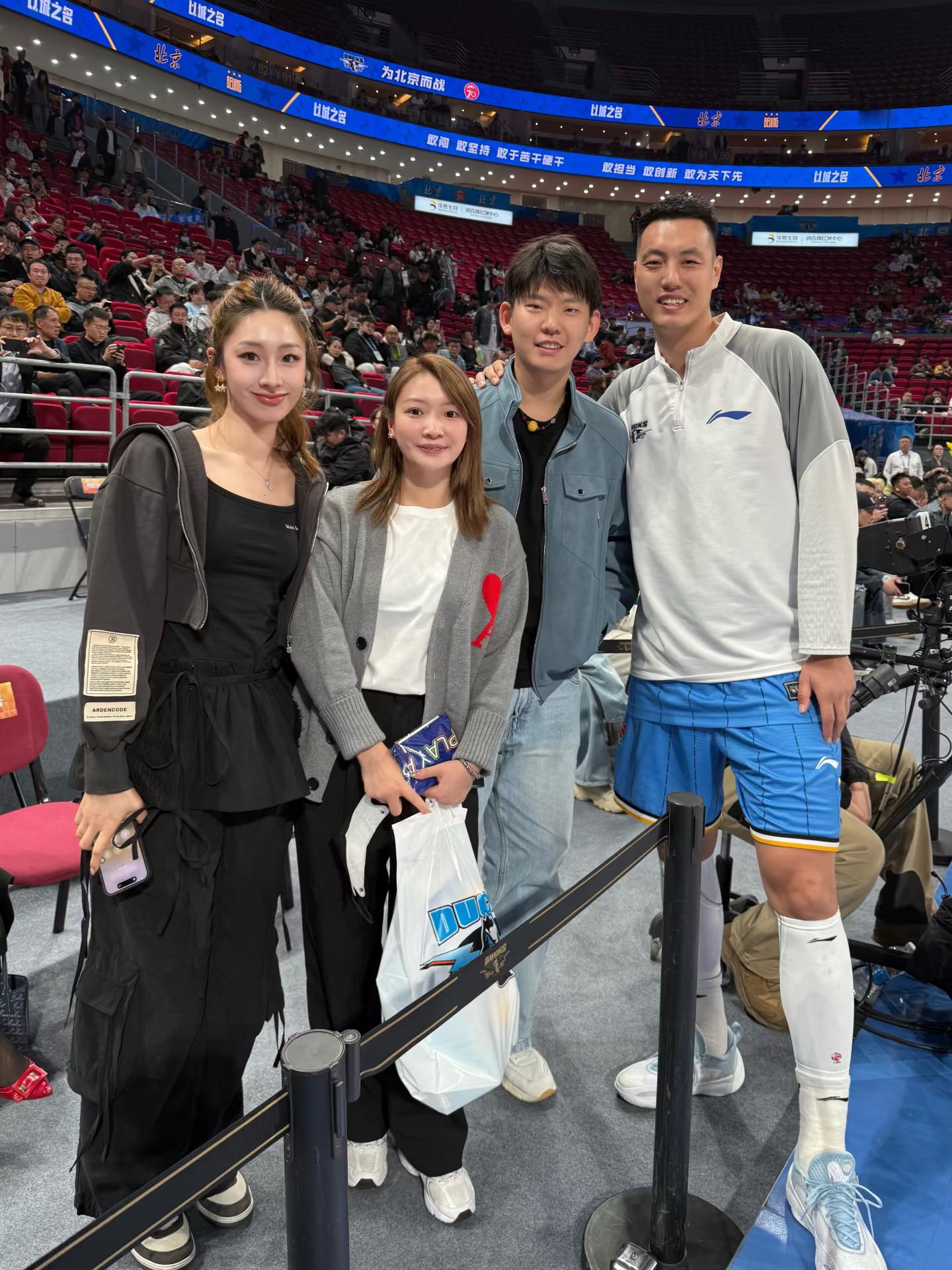 图图雅琼观战CBA中国羽毛球队