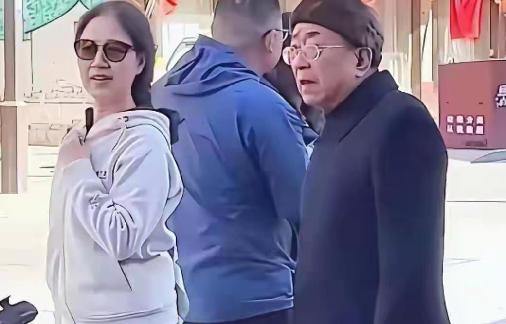 人都会变老，这是自然规律！女神也一样，这是近期一张马兰的照片，变化很大。
她旁边