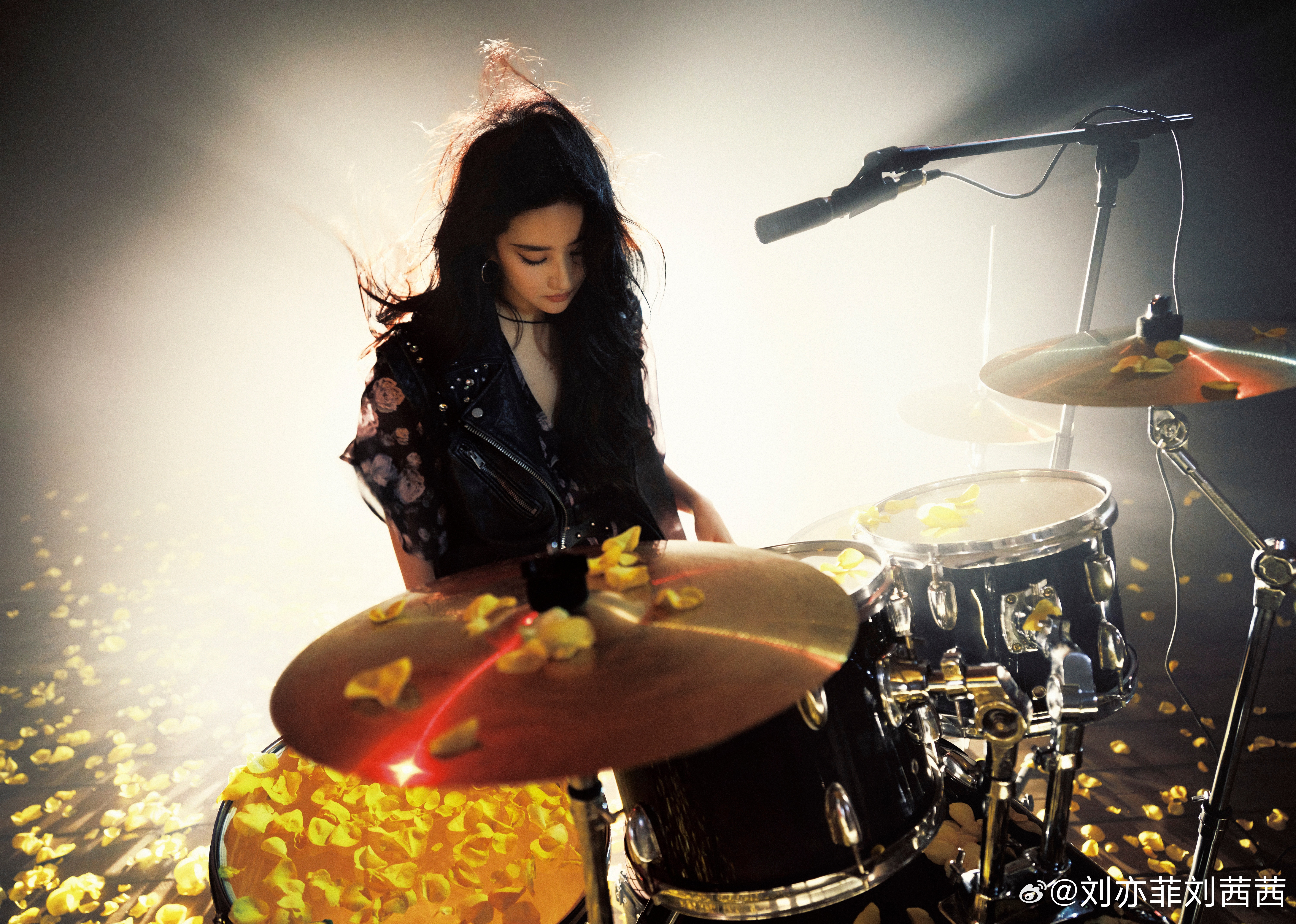 刘亦菲外搭选择了黑色铆钉机车皮夹克，金属铆钉与拉链设计自带硬核气场，利落的版型更