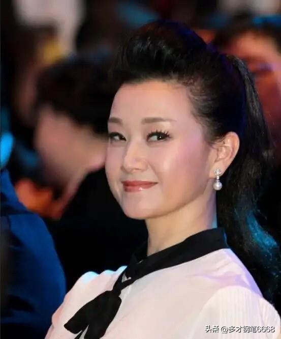 宋祖英的颜值确实高，妹妹宋佳玲长得跟她有点像，但是五官神韵气质远不如姐姐宋祖英漂