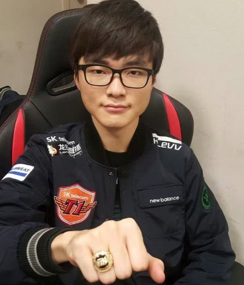 理性讨论：众所周知Faker是LCK的门面，那么目前LPL的门面选手是谁？Ale