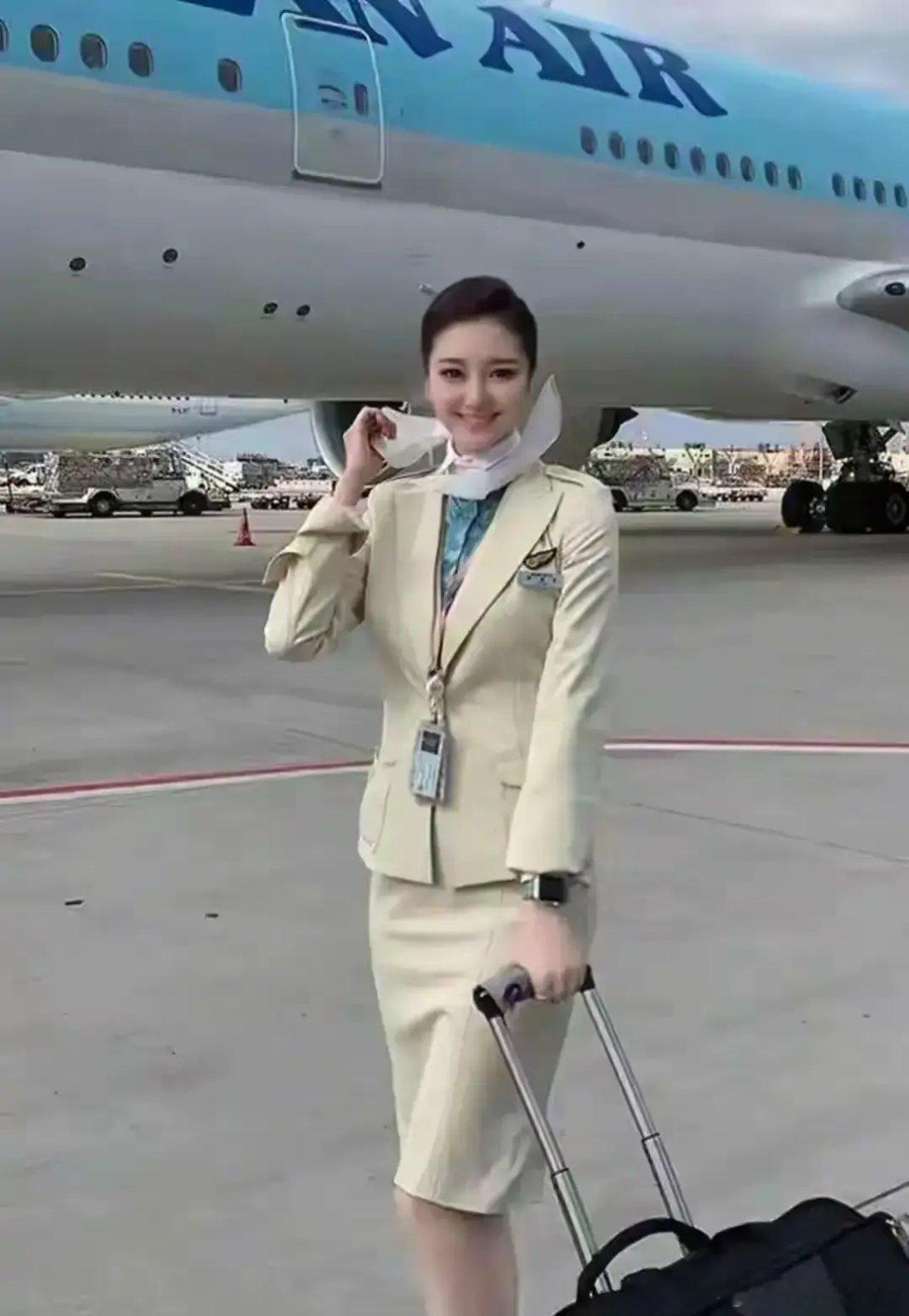 她是我见过的最美空姐，没有之一，穿白色制服，好身材更是绝了 