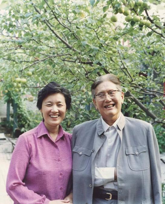 2008年，章含之因病抢救无效去世，正当女儿准备将母亲与乔冠华合葬在一起时，护士