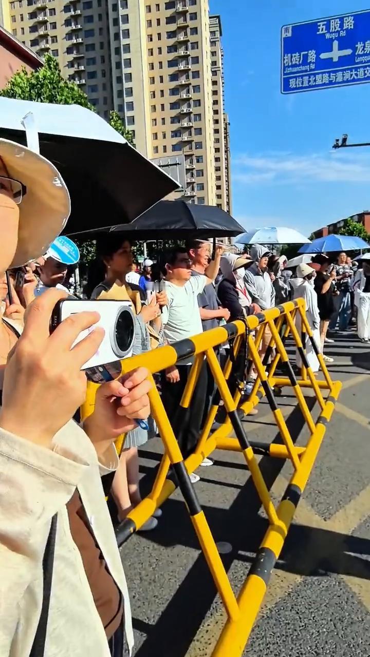 洛十一高考点，原铁一中高考第二天下午实况。
高考第二天下午，我们来到了瀍润大道与