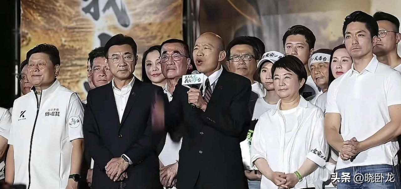 韩国瑜演讲的时候，台上站满了人，人多到都快站不下去了。
郑丽文演讲的时候，卢秀燕
