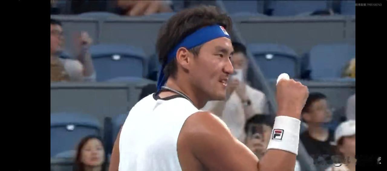 🎾🎾杭州公开赛布云朝克特战胜马赫扎克晋级到八强。三盘比分7-6（4）/6-7
