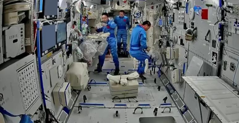 外国网友说中国人就知道吃，转头把神舟二十三号太空烤蛋糕送上热搜，终究还是有人破防