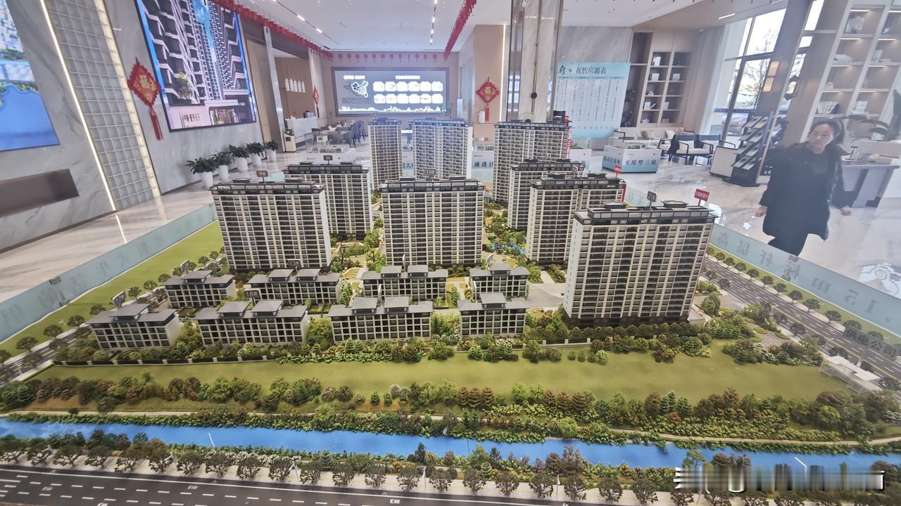 计划在老婆家那边县城买房子，算是刚需，主要是小孩子读书条件所需。
去售楼部看了，