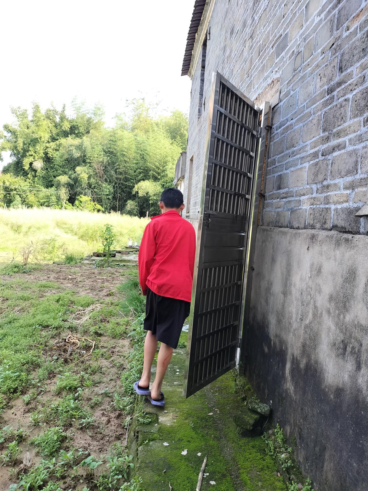 我儿子身上穿的这件红衣服是我的，因为匆匆忙忙没带衣服回来换，没想到我儿子穿还挺合