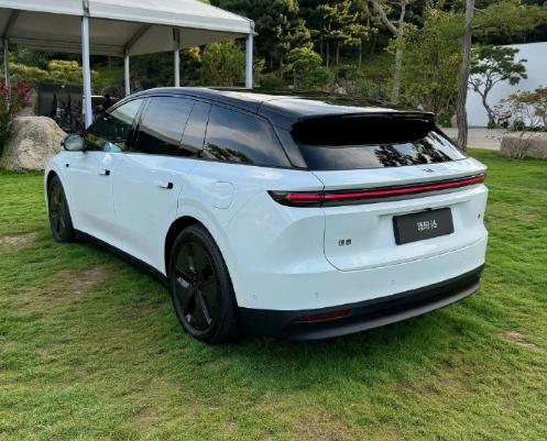 理想i6的外观设计还是挺独特的，几乎与它的商务车风格是一脉相承的，但是我觉得这样