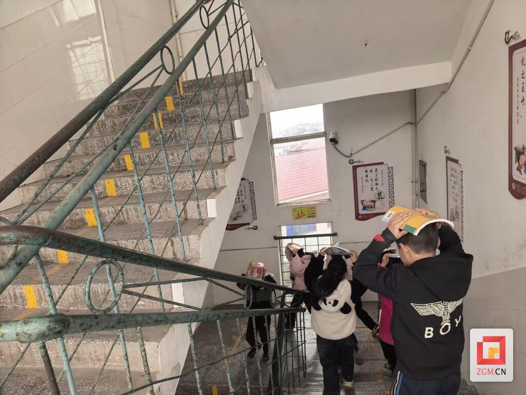 石凤学校开展地震消防应急演练提升师生应急自救技能