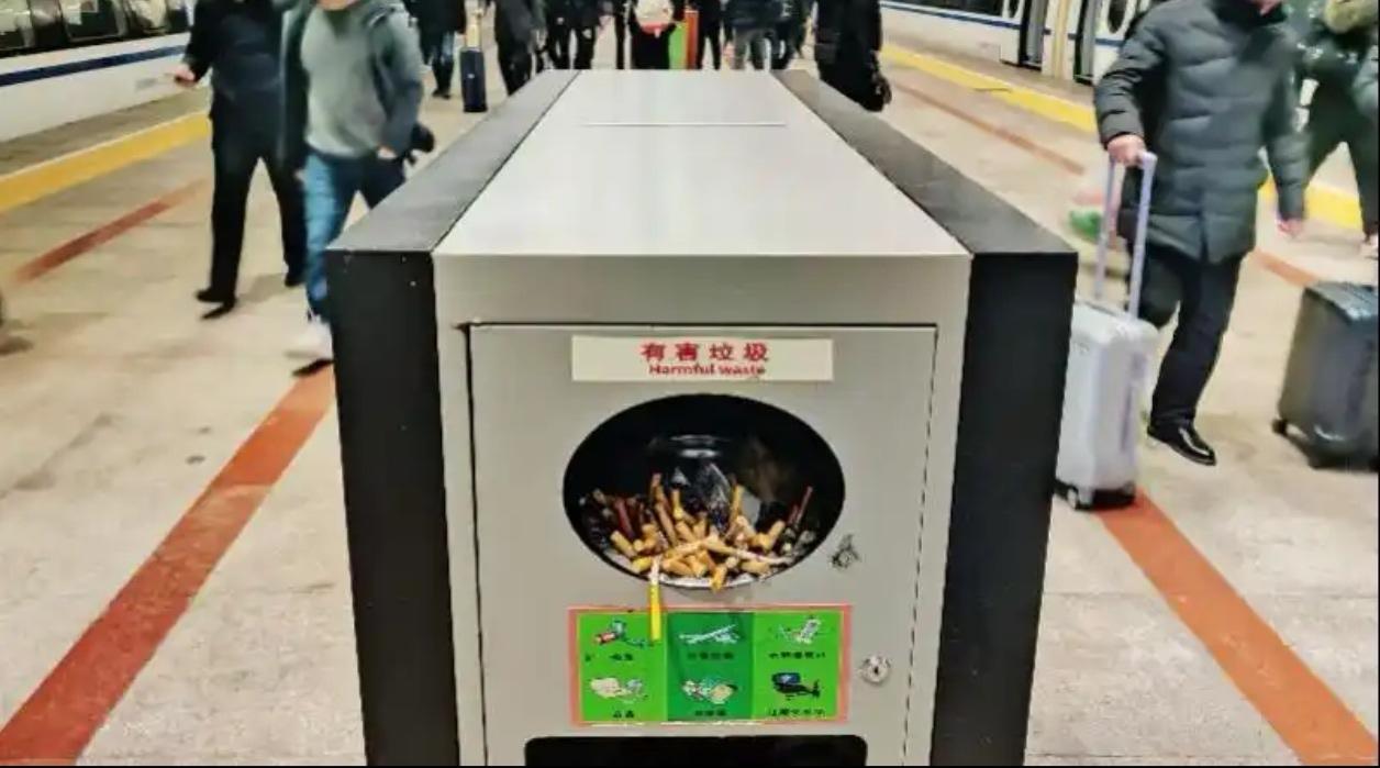 高铁站台二手烟泛滥，网友支招“关停烟厂”——这届网友的脑洞，戳中了多少人的无奈？