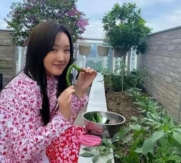 她这一身，不知道的还以为是哪家农村妇女呢！
这是杨钰莹位于深圳的顶级豪宅楼顶，豪