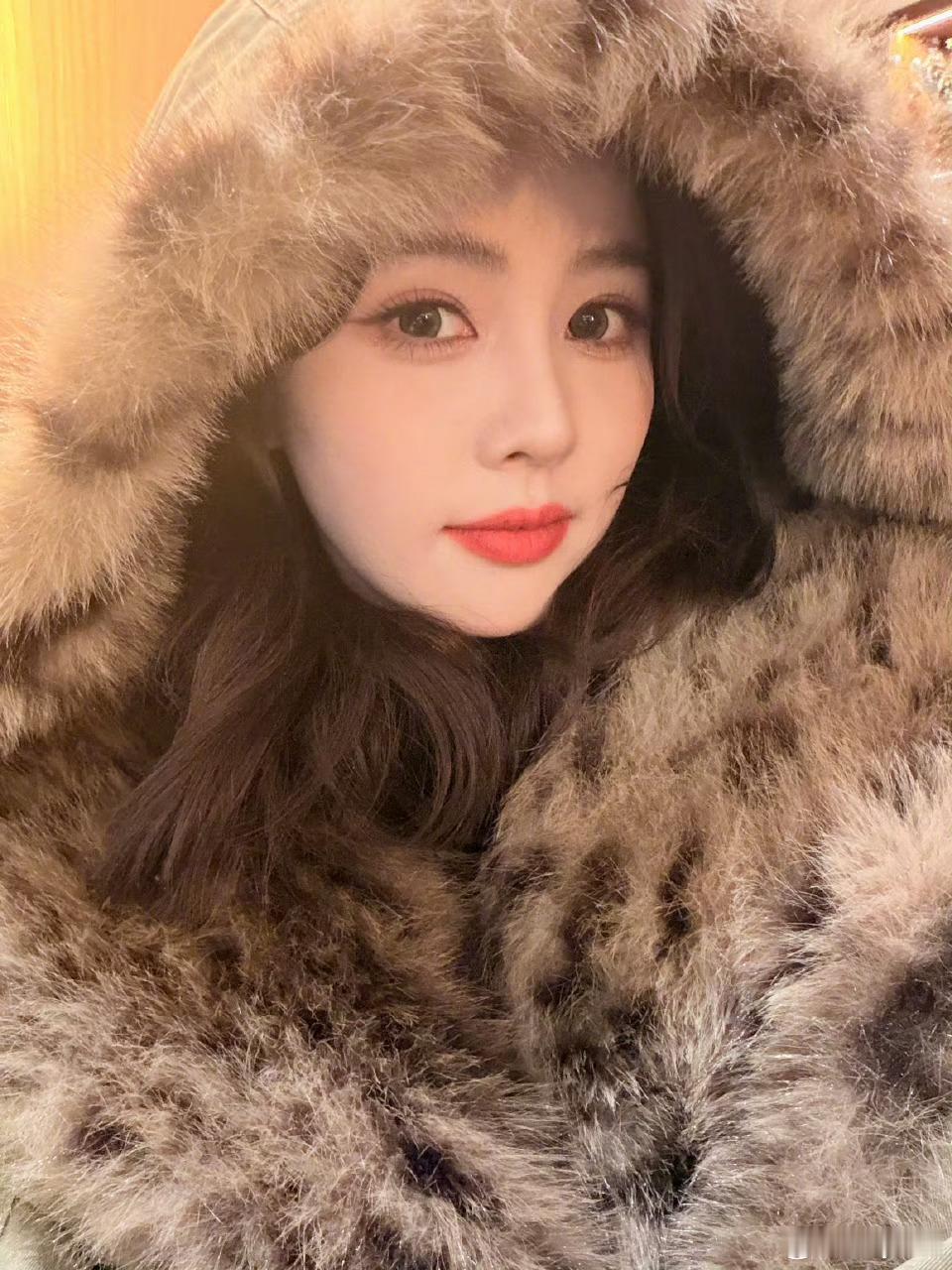 白鹿毛绒大衣自拍白鹿毛绒娃娃白鹿太可爱了吧也！！白鹿