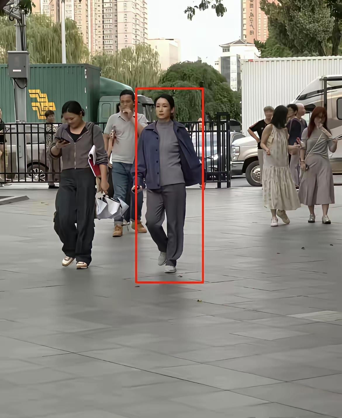 天呐！差点没认出来，电视上那么好看的大明星，没想到现实中穿着这么随意…[捂脸]