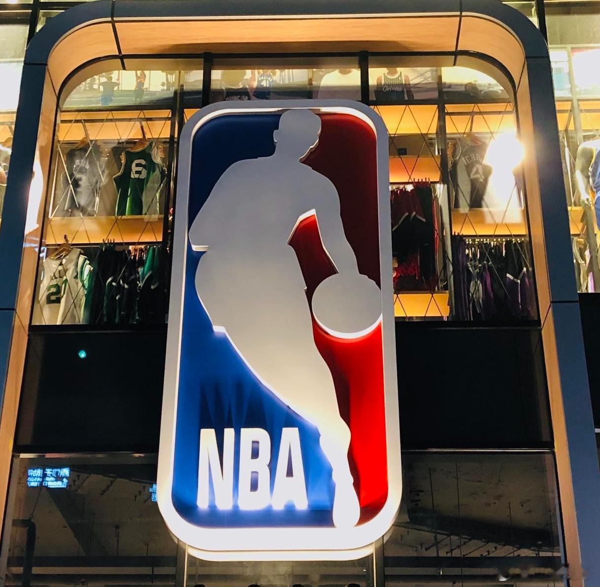 难怪NBA这么有钱，球票比世界杯都贵，不仅球员薪水高，效力满一定年限后还有终身退