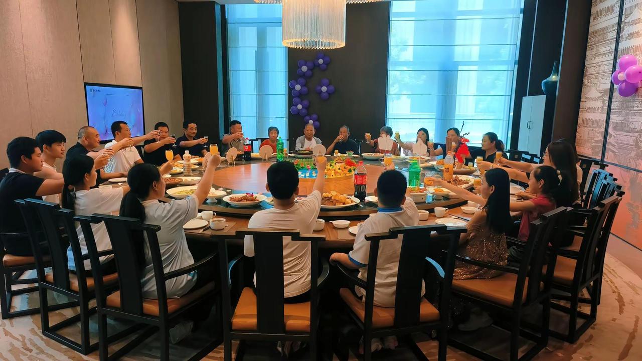 承蒙各位亲友关心孩子升学事宜，再次统一告知:青春有成，不必设宴，以平常心庆祝，奔