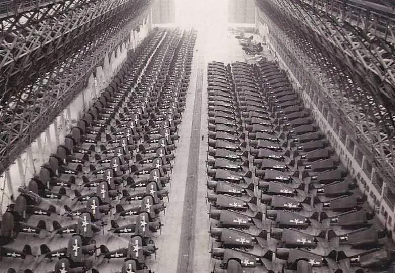 #军工生产线# 1944年，美国，新生产的F4U海盗船和F6F地狱猫准备被运往太