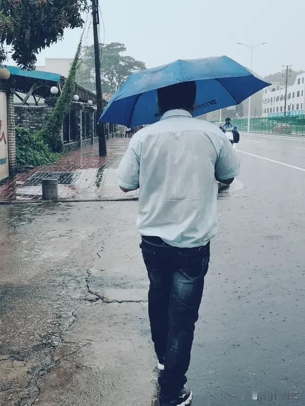 中国汉字文化博大精深，有不少难写又难认的字。像“趿（tā）”，意思是拖着鞋子，“