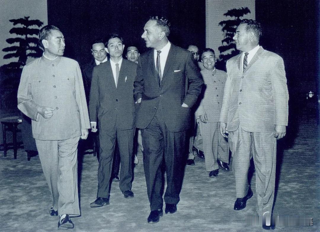 【周总理历史上的今天——5月25日】
1965年5月25日，周恩来总理在人民大会