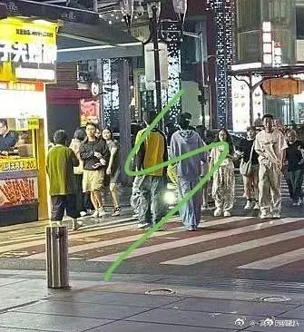 左奇函陈奕恒被偶遇在外面散步左奇函陈奕恒挽胳膊 左奇函陈奕恒被偶遇在外面散步，可
