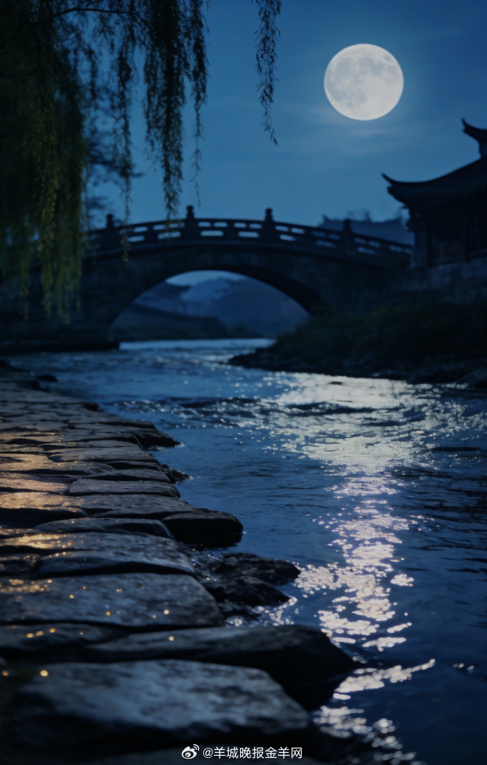 #晚安# 月光洒在宁静古镇的小溪旁，流水轻轻，晚风温柔，把一天的疲惫都放下，今夜