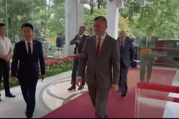 乌克兰外长库列巴今天在广州与王毅外长举行会谈，会谈持续了三个多小时！在握手环节，