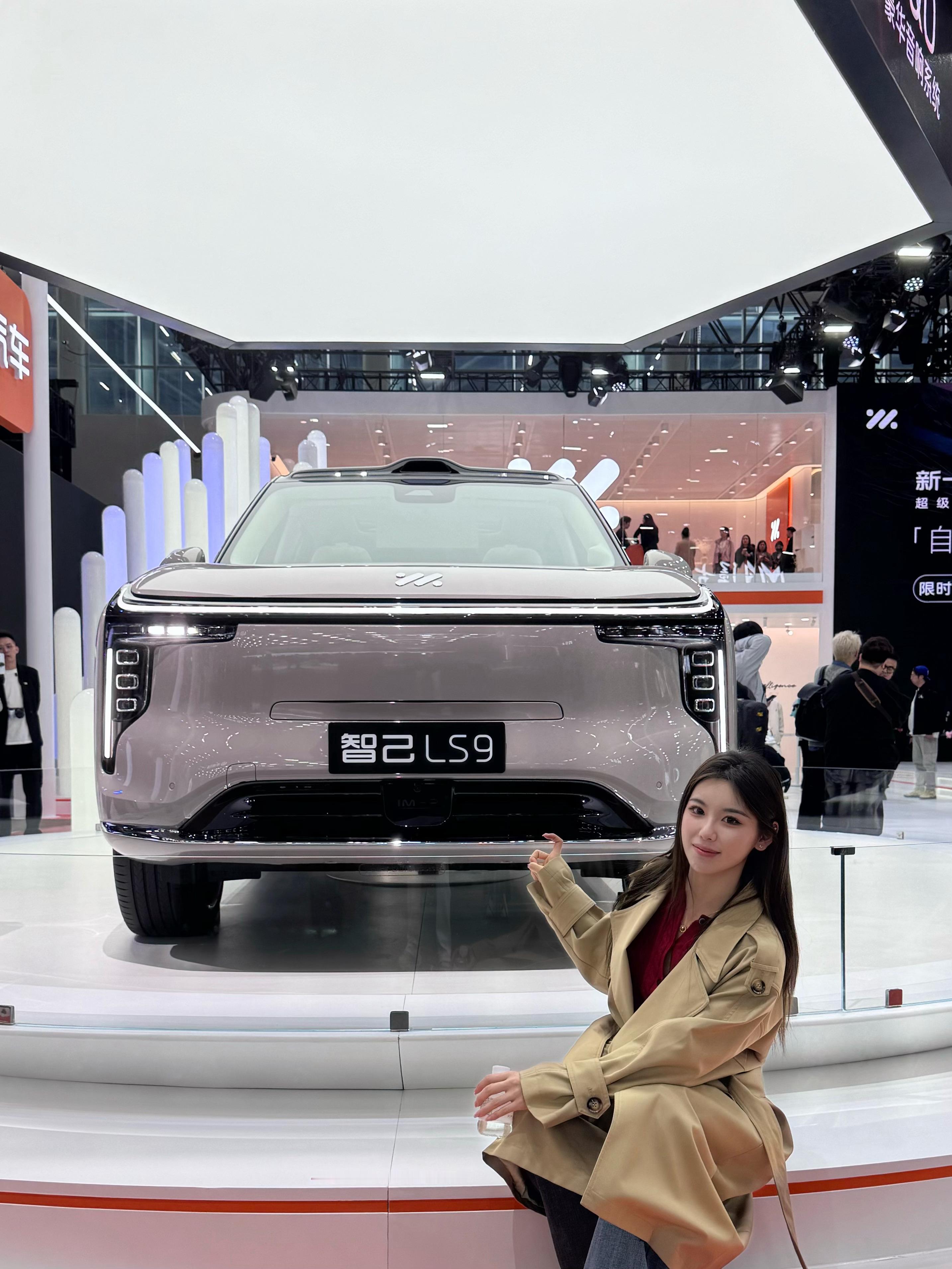 来广州车展打卡智己展台啦！蹭到了续命咖啡哈哈哈展台好多人好多人！体验了顶奢大平层