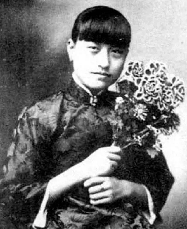 蒋介石有个妻子叫陈洁如，两人还共同收养一个女儿。但为了娶宋美龄，蒋介石特地登报公