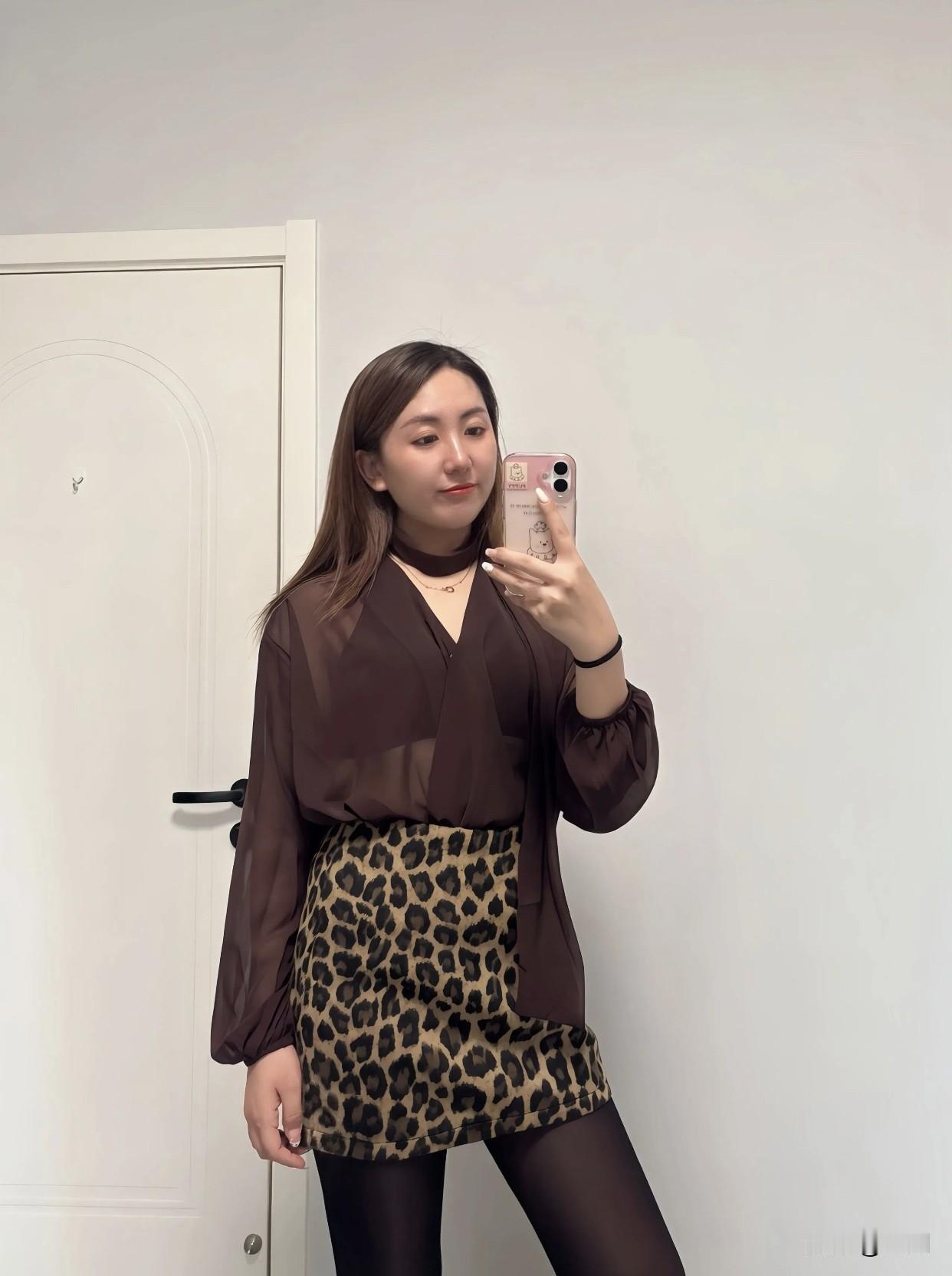什么样子的女人才是最美的长相平凡却自信从容，领导团队时气场十足。所以，女人的美无