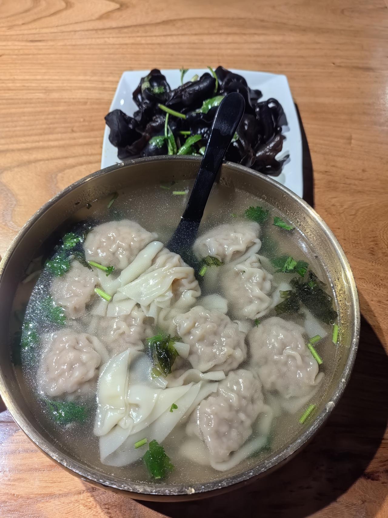 每次出门，都吃旅行地的特色小吃。这次也不例外，吃日照海鲜饺子，海沙子面，煎饼卷大