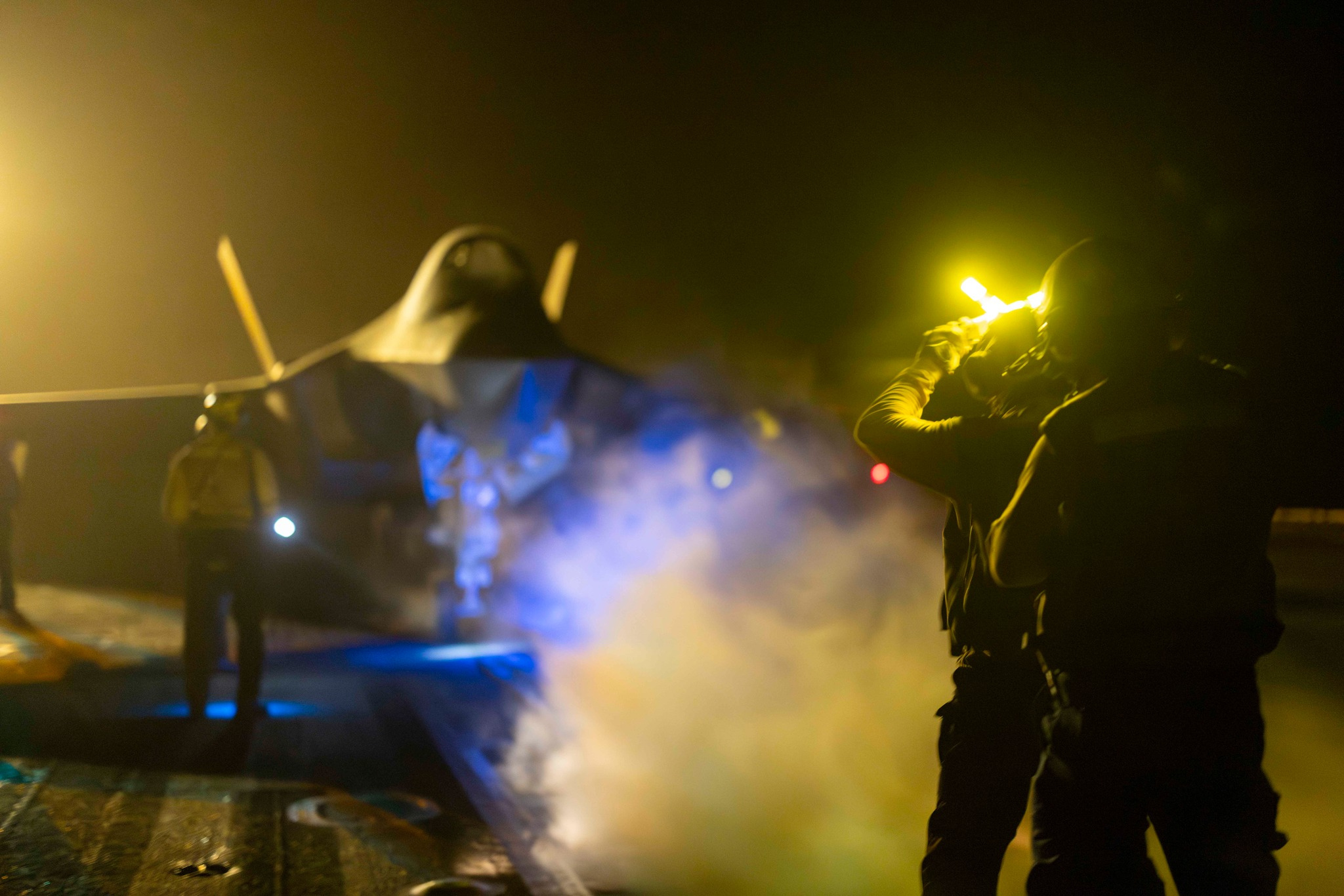 夜色下的卡尔文森号USS Carl Vinson (CVN 70)   每天认识