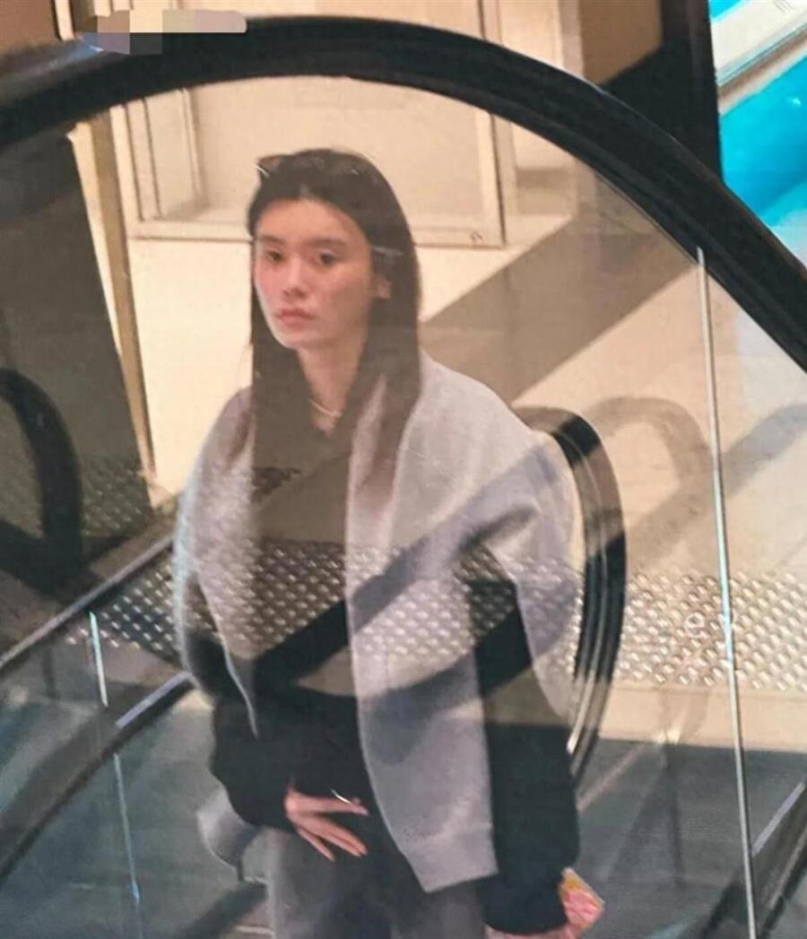 37岁奚梦瑶在香港中环逛商场被偶遇，用手抚摸着肚子怎么回事？ 