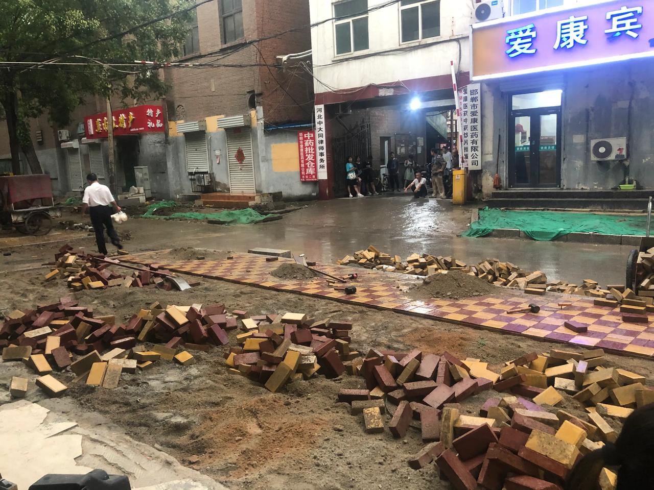 又开始下雨了希望早点雨过天晴！如有积水，报社胡同请谨慎通过因修补路面小区改造路面