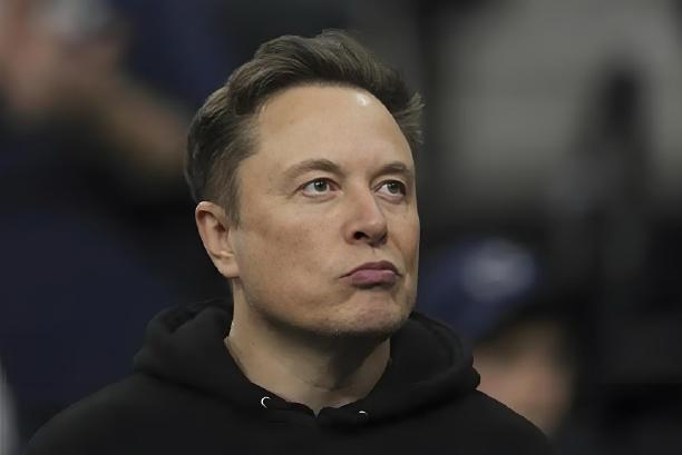 马斯克的嘴，真跟开过光一样
 
前阵子马斯克在公开场合放过一句话，他说全球这波芯